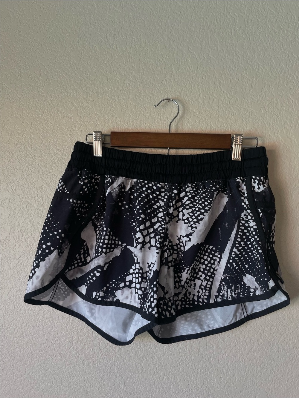 Lululemon Tracker Short III Size 12 Black White Static Mist 4-Way Stretch